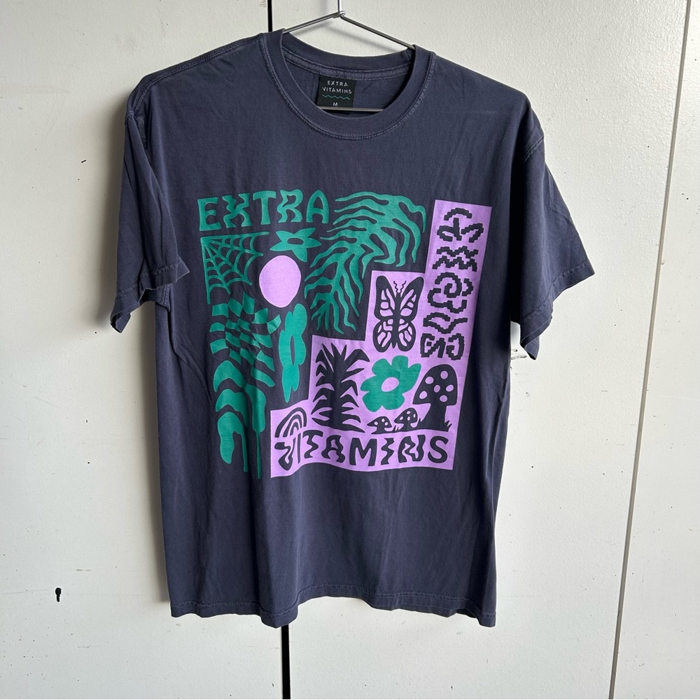 Extra Vitamins tee shirt Medium regular fit unisex